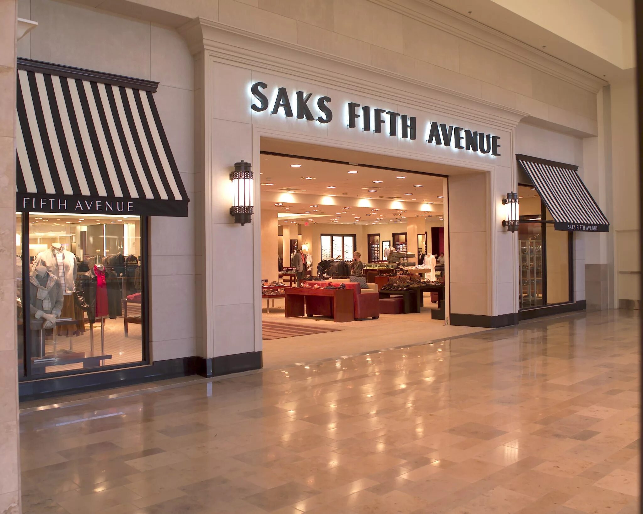 Saks fifth. Saks Fifth Avenue. Saks 5 Авеню. Saks Fifth Avenue Алматы. Saks Fifth Avenue логотип.