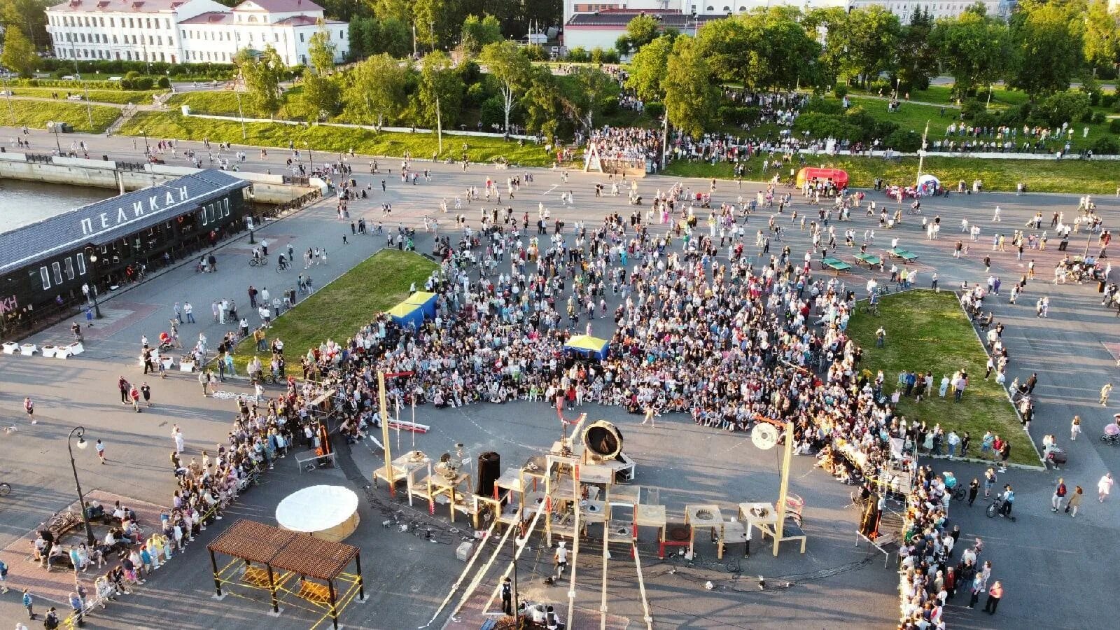 День архангельска 2025. День города архангельск. с днем города. красная пристань архангельск 2025 фестивали. уличные театры архангельск.