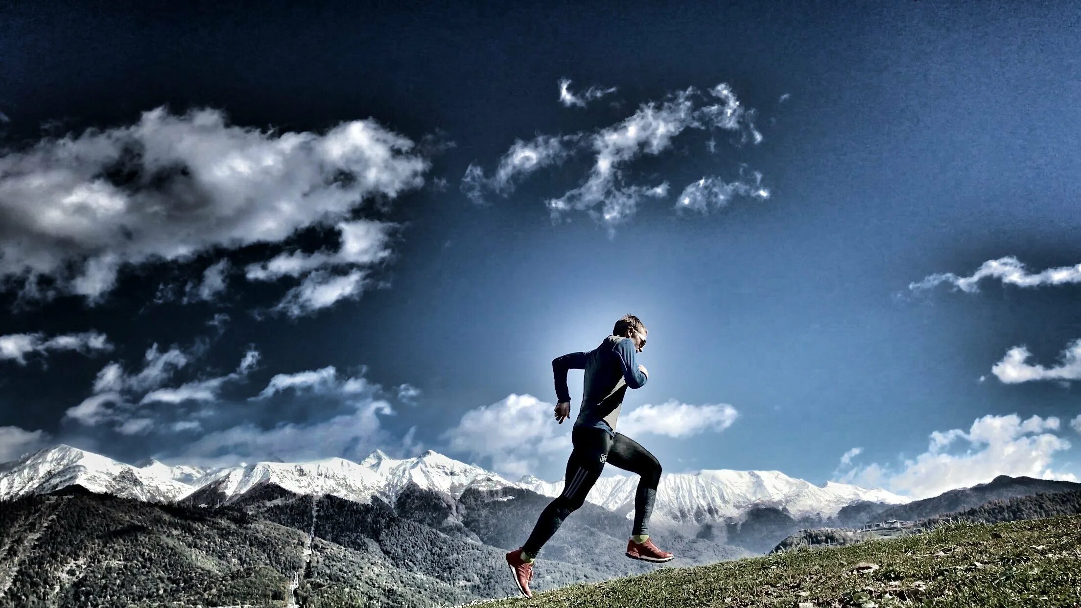 Running for cover. Бег в горах. Человек бежит в гору. Спорт в горах. Красивый бег.