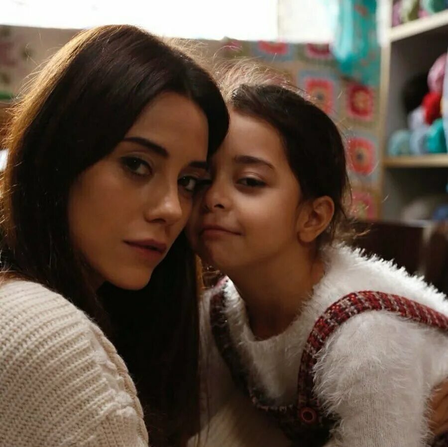 мама и дочь субтитры. нетфликс джинни и джорджия. мама и дочка. портрет мамы. миа мадре.