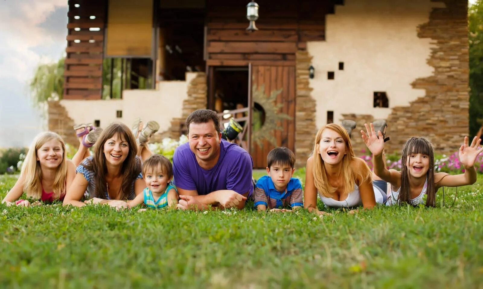 Семья, дом. Большая семья. Дом для детей. Многодетная семья. Family issues