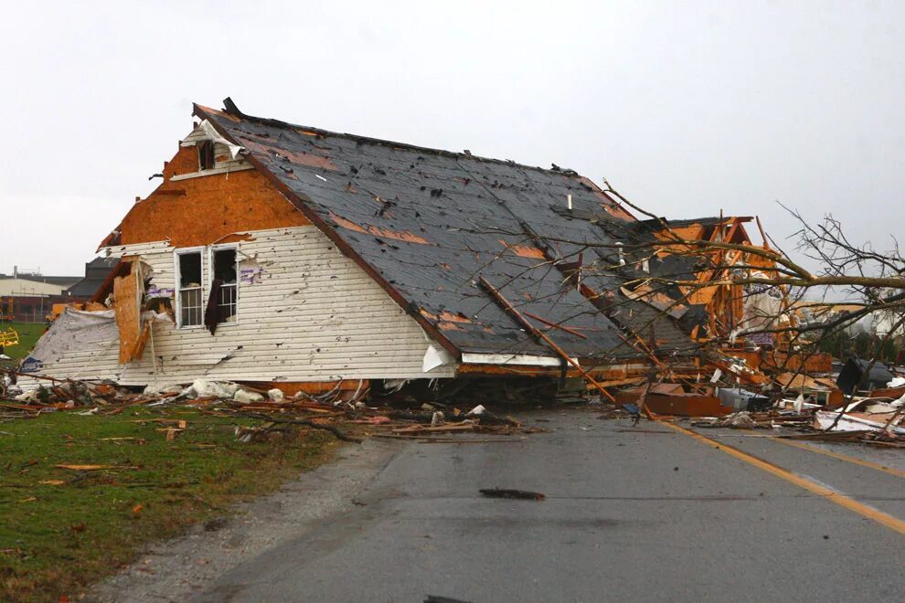 Разрушенная крыша. Ураган разрушил дом. Дом после Торнадо. Разрушенный дом после урагана.