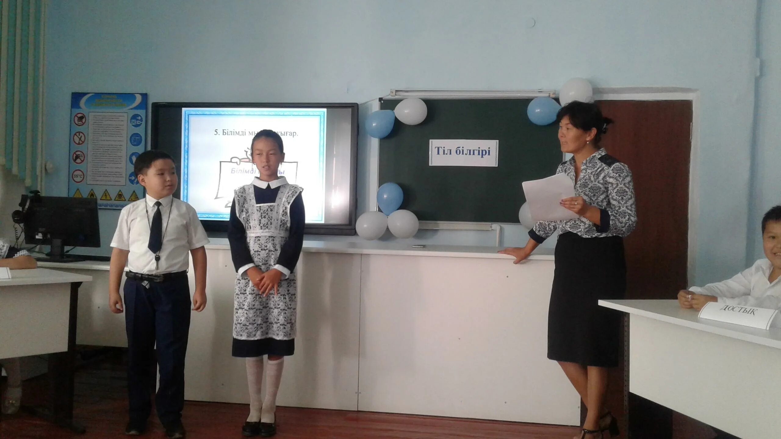 оформление кабинета казахского языка и литературы стенды. неделя казахского языка и литературы. недели на казахском. уроки казахского языка. неделя казахского языка в русской школе.