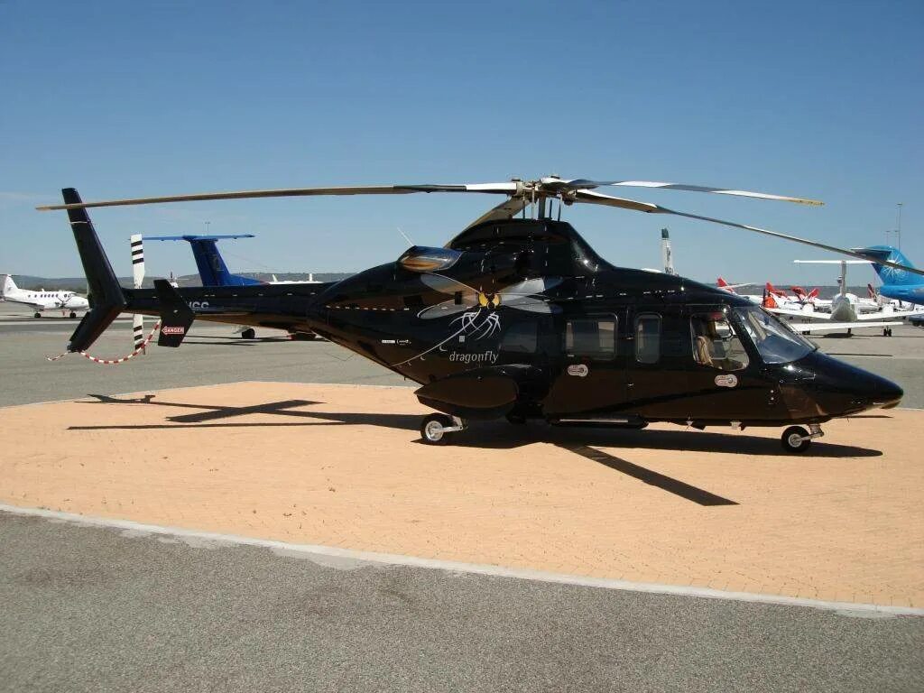Скорость вертолета. Белл 430. Bell 430 вертолет. Bell 430 вертолет чёрный. Bell 350 вертолет VIP.