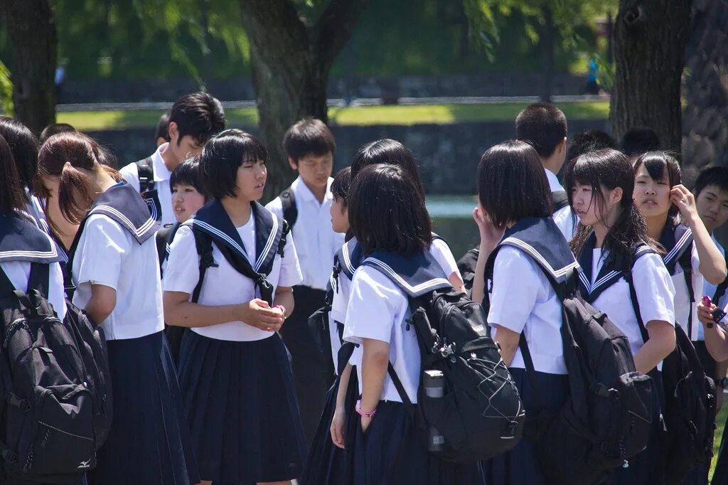 Japanese school 18. Старшая школа в Японии. Старшая средняя школа в Японии. Школа в Японии средняя школа. Северная Якса школа Япония.