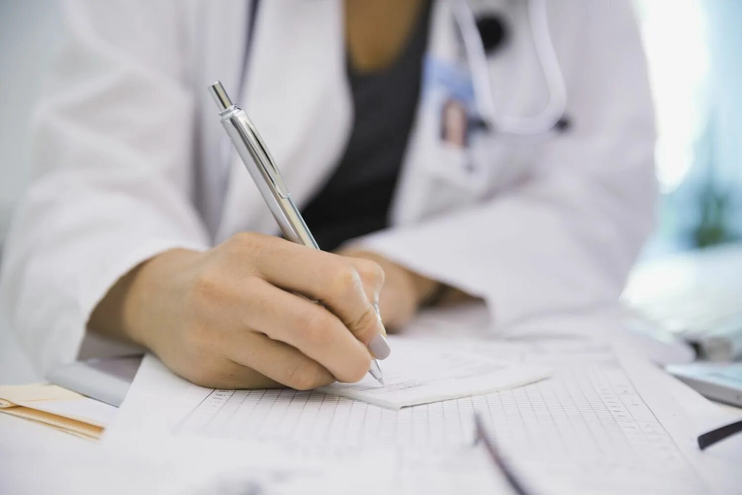 Физика в медицине доклад. Бумаги у врача для пациента. Врач картинка. Методы исследования в доказательной медицине. Как пишется медицина или медицына.