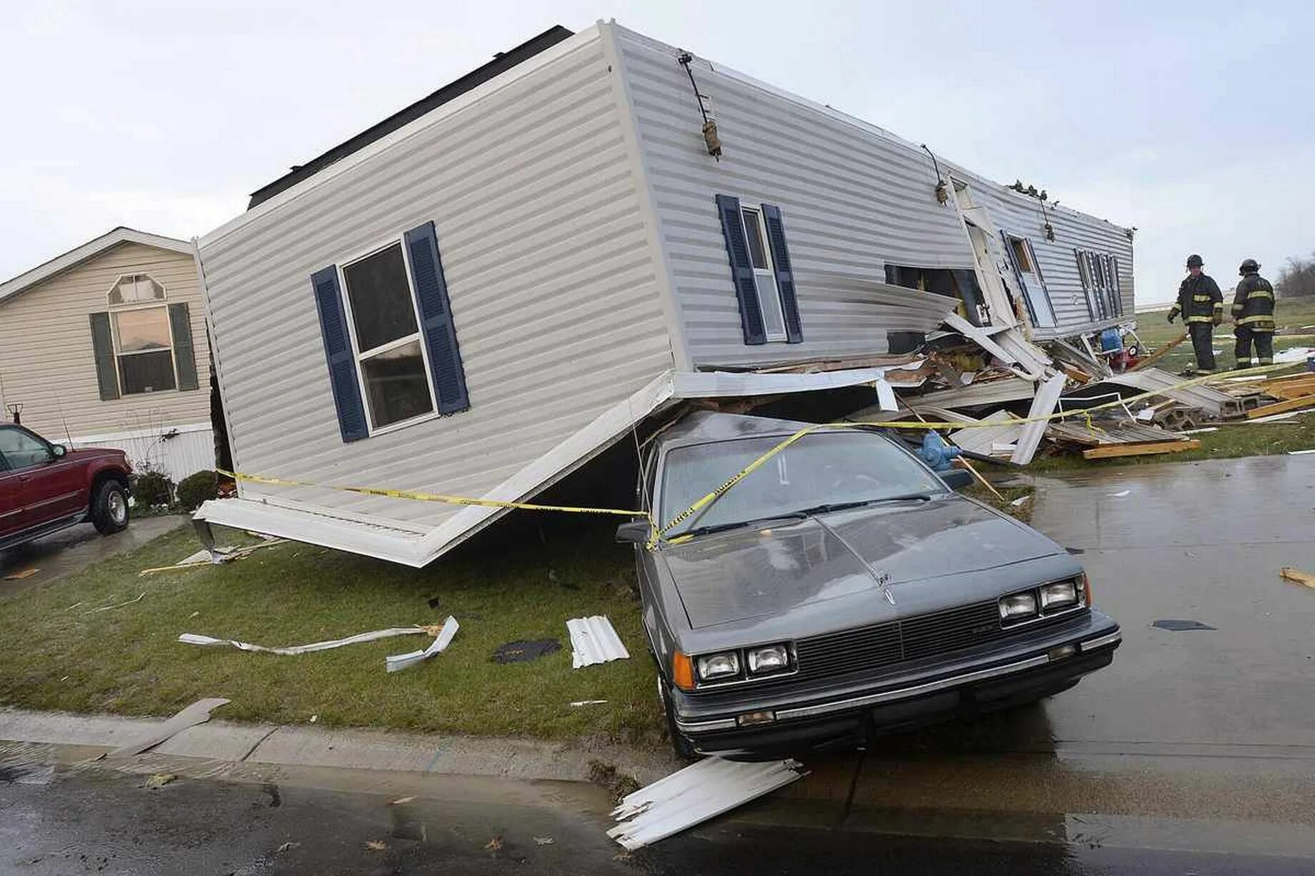 Ураган дом. Каркасный дом после урагана. Автомобили после урагана в США. Дома в Америке после урагана.