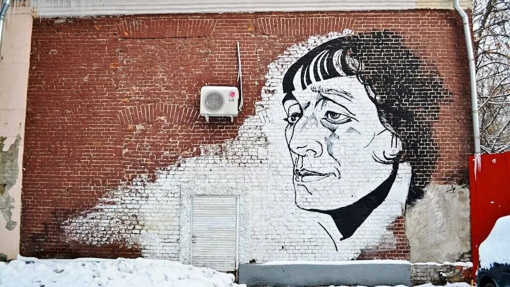 Портрет на стене дома. Vhils португальский художник. Трафареты уличное искусство. Граффити в сипайлово уфа. Граффити портрет.