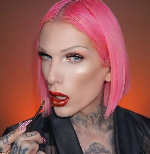 Палетка джеффри стар артистри. Jeffree star косметика. Тушь палетка джеффри стар. Jeffree star макияжи. Джефри стар косметик.