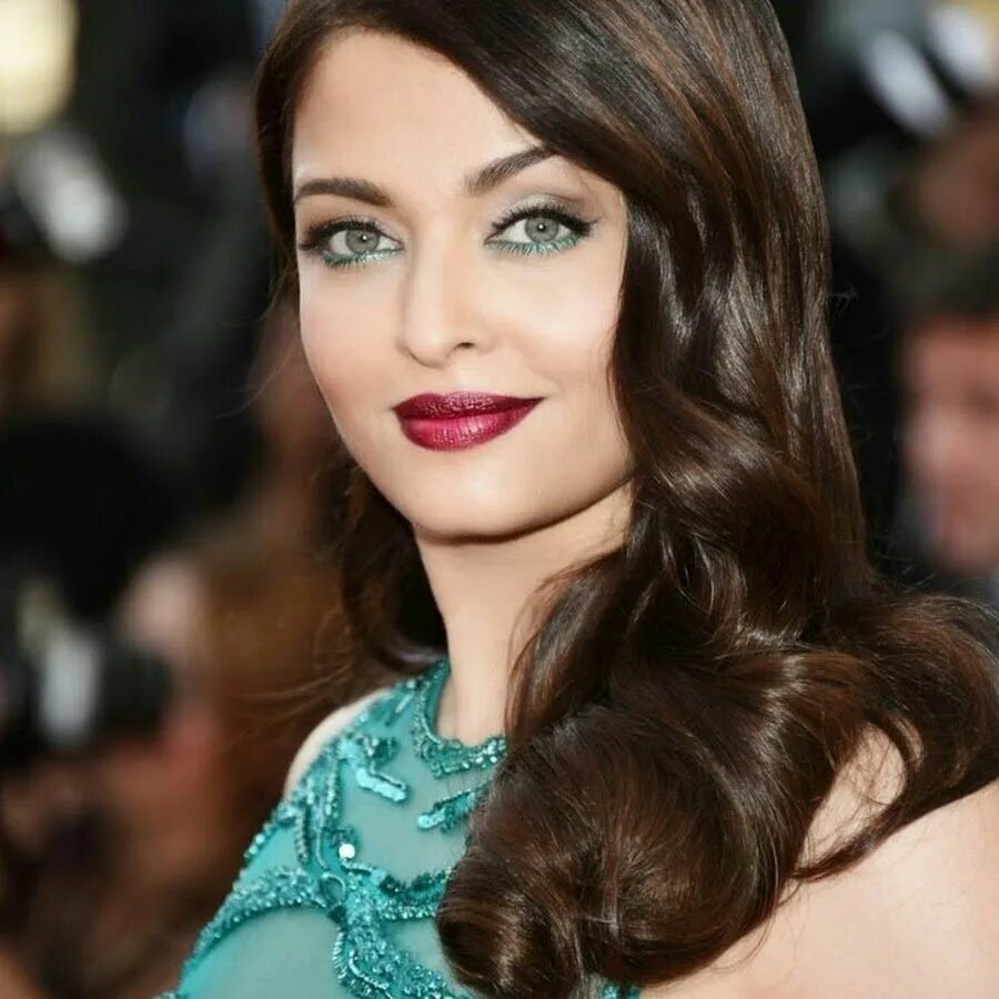 Помада для зеленых глаз. Цветной макияж. Помада для шатенок с серыми глазами. Красивый макияж для зеленых глаз. Вечерний макияж с красными губами.