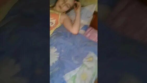 Брат фоткает голую сестру