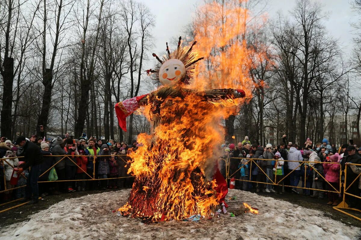 Масляна 2011. Сжигание Масленицы. Сожжение Масленицы. Сжигание чучела. Горящее чучело на Масленицу.