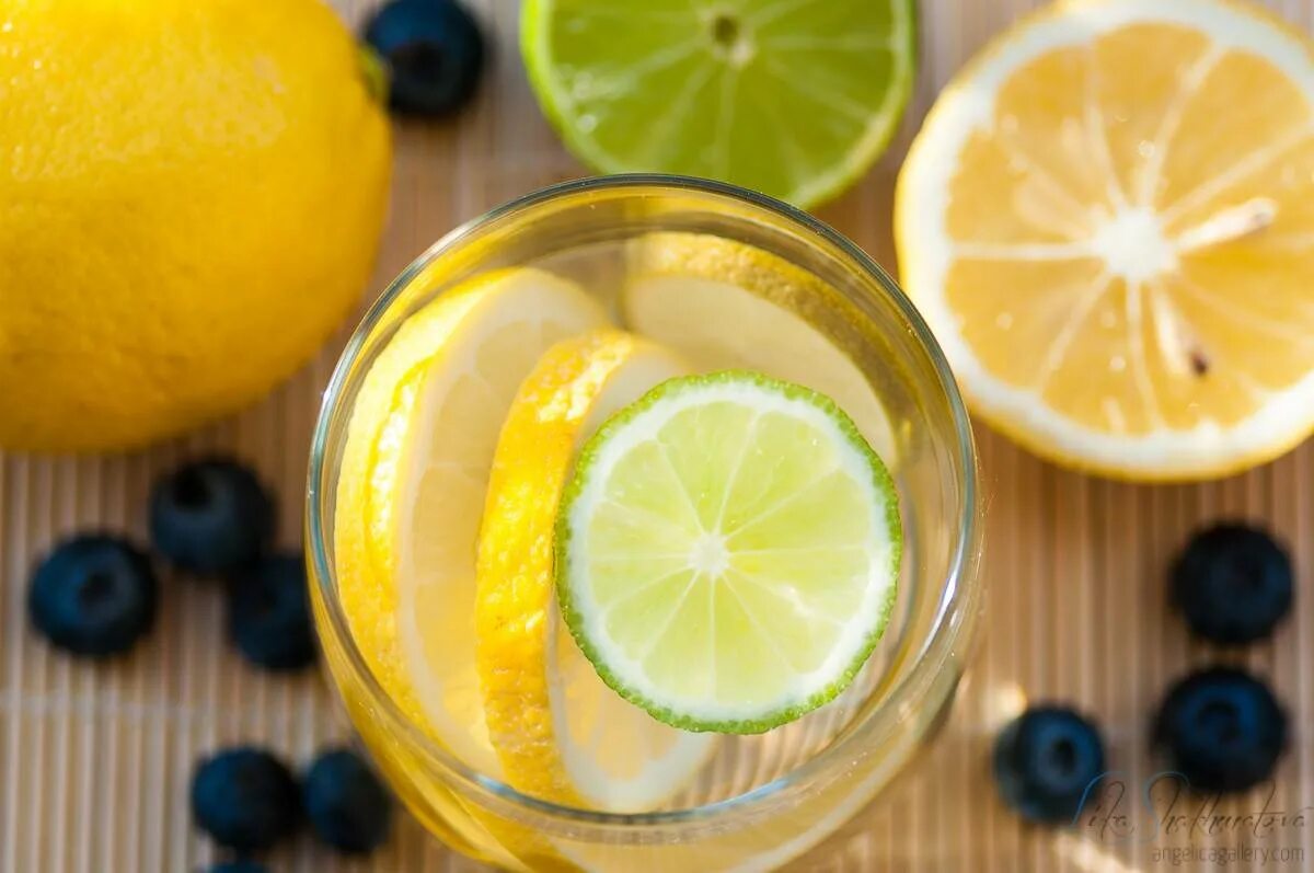 Сок лимона 1 2. Лимонная вода. Горячий лимон. Лимонный сок. Лимонная вода диетический.