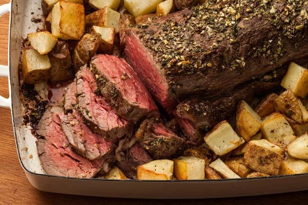 Сколько запекать мясо говядины в духовке. Говядина в духовке. говядина с картошкой в духовке. мясо в духовке говядина. запечённая говядина в духовке.