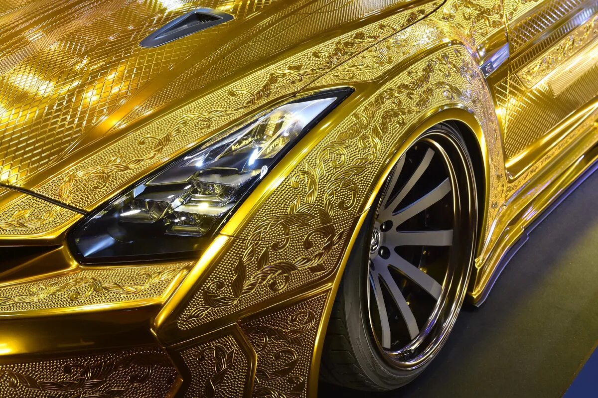 Gold 6248r. Бугатти Вейрон золотой. Золотой Nissan GTR Kuhl Racing. Золотая машина. Золотистая машина.