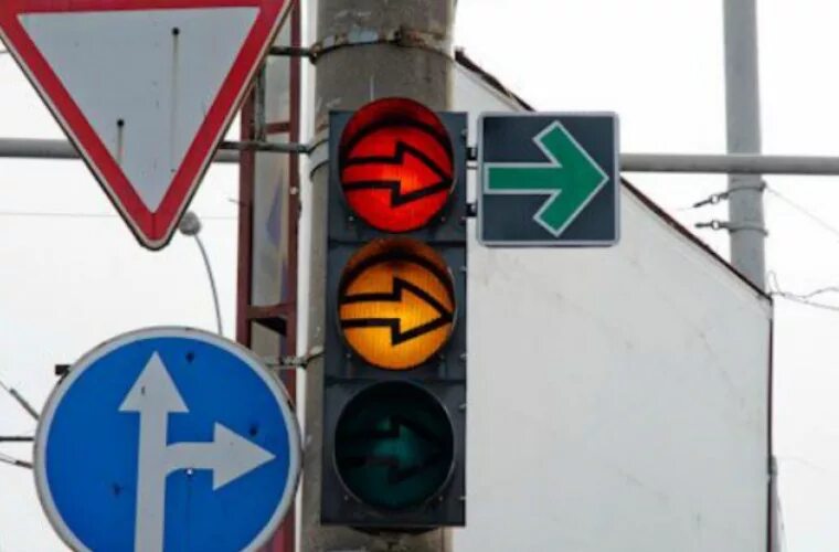 Дополнительная зеленая стрелка на светофоре налево. Светофор со стрелкой направо. Светофор поворот направо. Светофор со стрелками. Светофор с дополнительной секцией.
