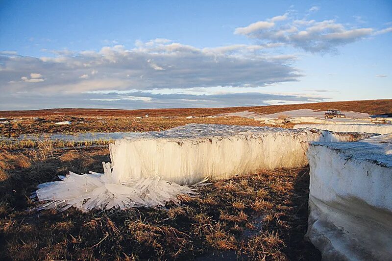 Кусок льда большой белый матовый. Снежура шуга. Донный лед. Река катунь замерзает ?. Озеро байкал подо льдом.