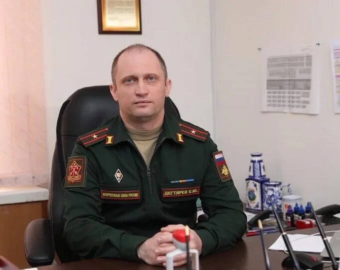 призывники в военкомате. призывает ли военкомат. армия призывники. призывники. парни призывники.