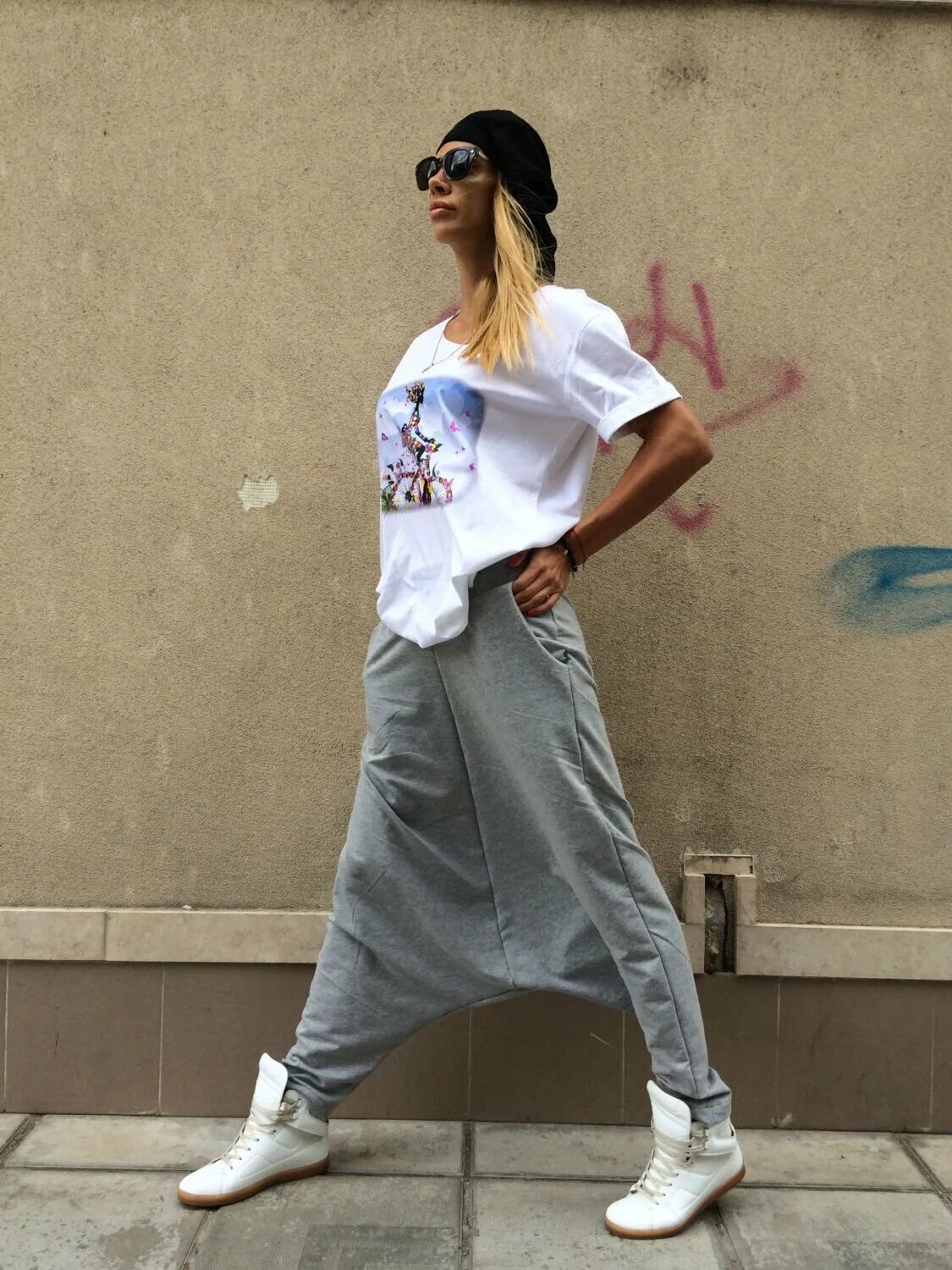 Белая майка с брюками. Bershka jogger женские. Спортивный костюм бершка. Брюки с оверсайз футболкой. Спортивные штаны оверсайз.