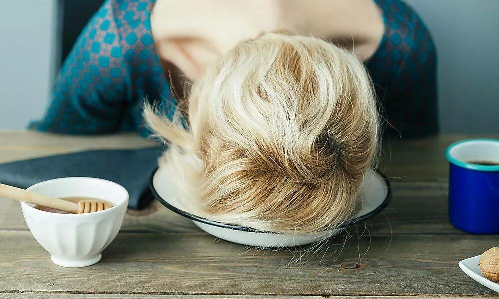 После еды тянет в сон. Сон после обеда. Сон после обеда. Сон и аппетит. Сон после еды.