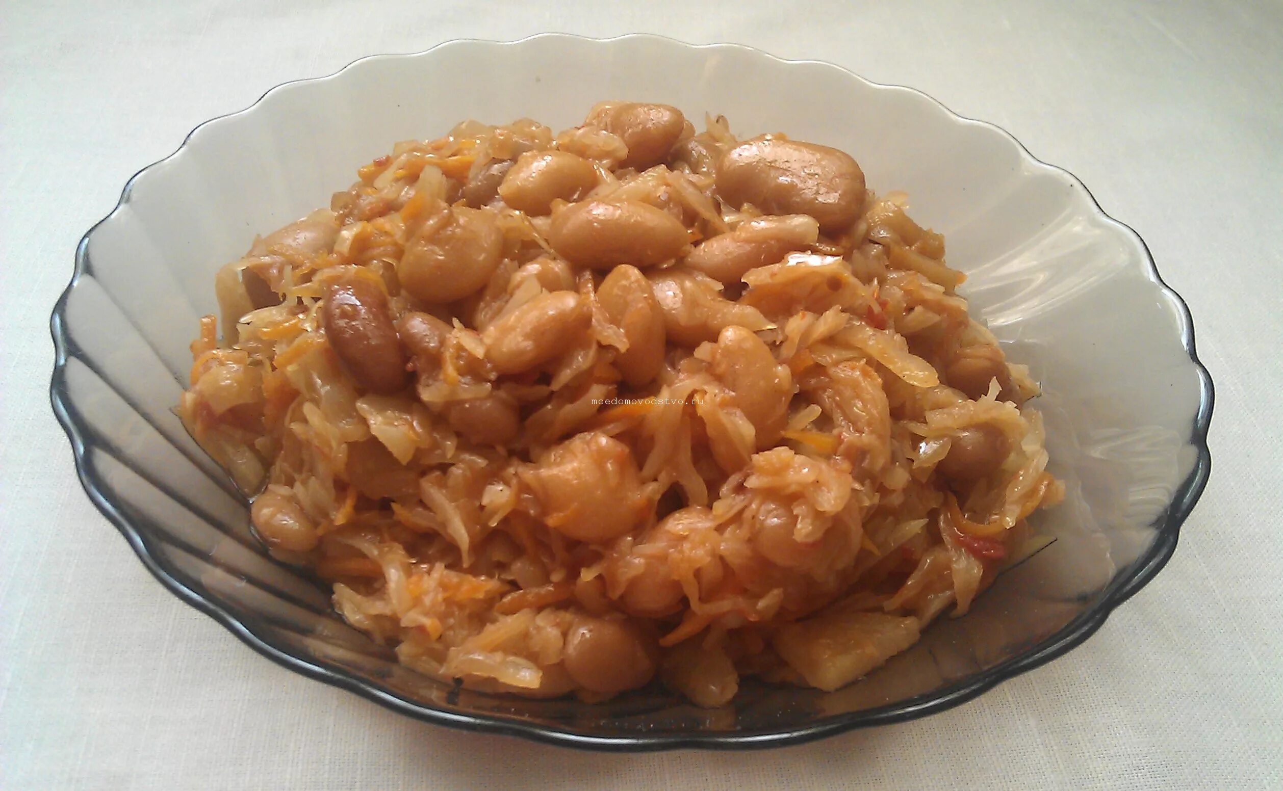 тушеная капуста с фасолью в томатном