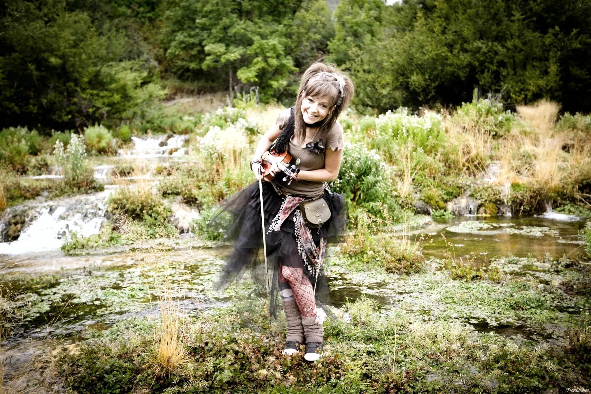 Урок в лесу. Девушка в лесу. Блондинка в лесу. Девушка в лесу фотосессия. Фотосессия в лесу.