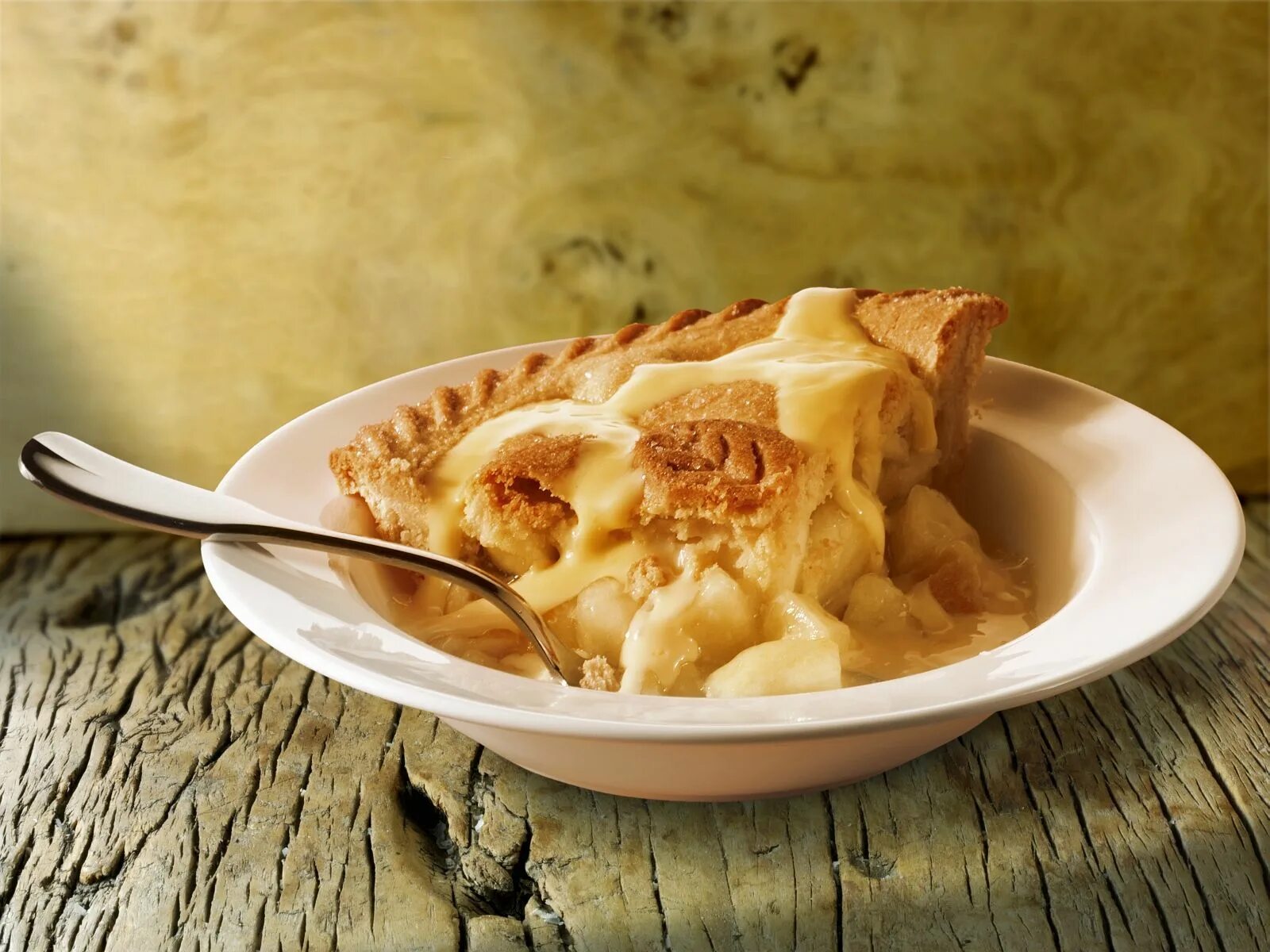 Pie перевод на русский. Apple pie and custard. apple pie with custard. custard pie cabbage. eating apple pie in usa.
