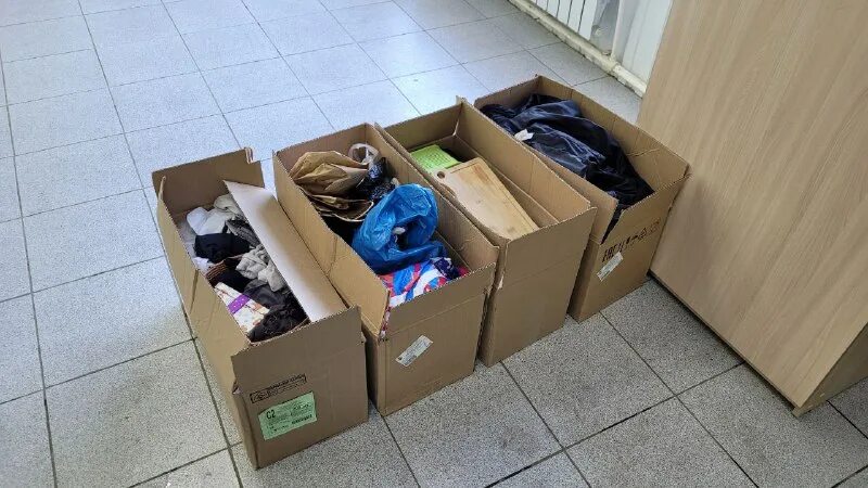 отправить посылку до востребования. вещи в коробках. как отправитьпоссылку. упаковка посылок бандеролей. перевоз вещей.