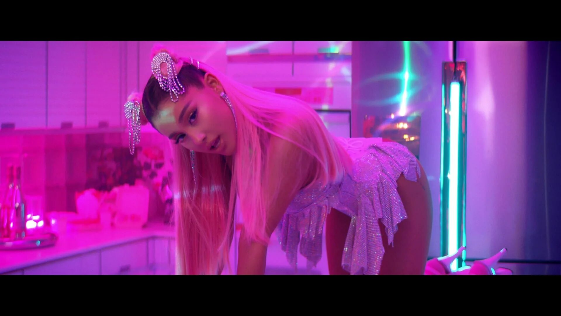 Ariana grande Vevo. Https youtu be ymkmgmpht40 si 0ooym7snqcf7fzq6