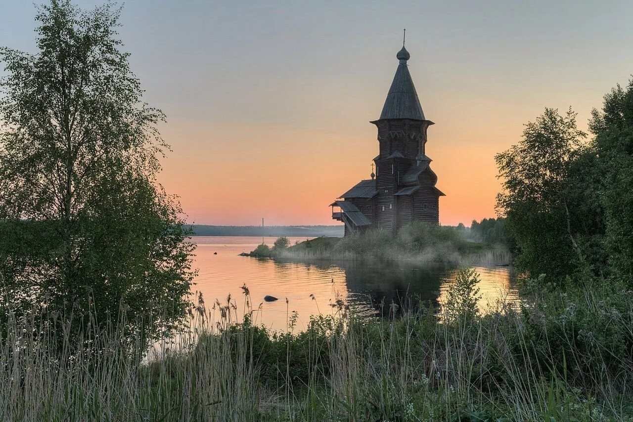 В старой церквушке у озера. Церковь Успения Пресвятой Богородицы Кондопога. Кондопога, Карелия Церковь. Кондопожская Успенская Церковь. Успенская Церковь Карелия.