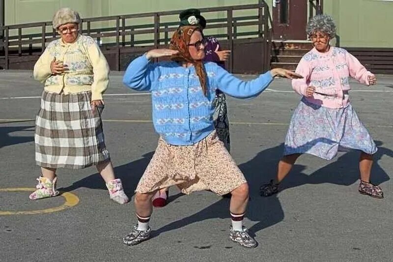 Где бабушки танцуют. Танцующие бабушки. Бабка танцует. Бабки зажигают. Смешные танцы.