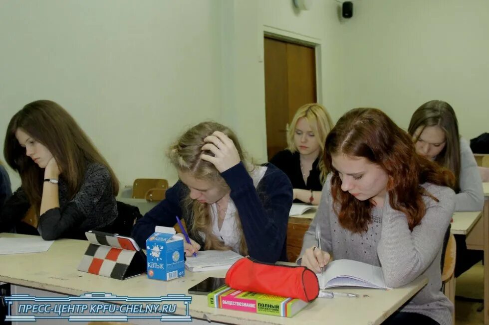 Подготовительные курсы реклама. Сфу абитуриенты 2022 года. Подготовительные курсы. Подготовительные курсы в вуз. Студенты на занятиях.