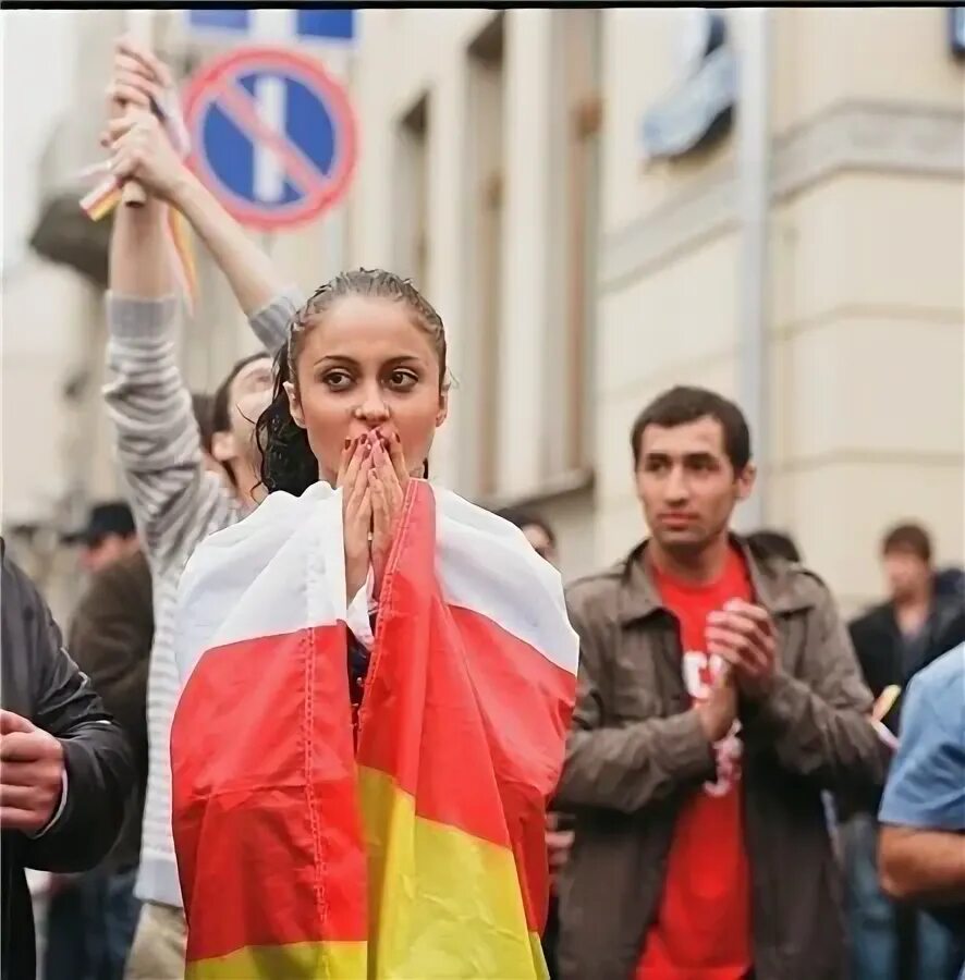 Девочка на осетинском. Девочка с осетинским флагом. осетинки девушки с флагом. южная осетия девушки. самые красивые девушки осетии с флагами.