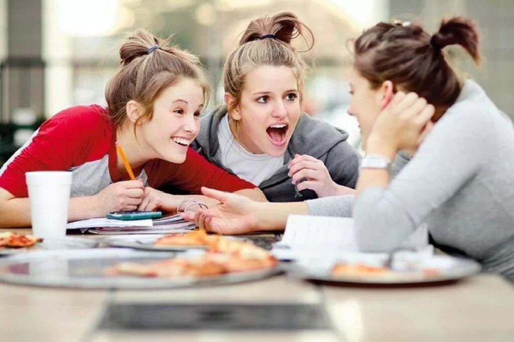 Была общительной девочкой. Была общительной девочкой. Подруги беседуют. Женские посиделки. Три девушки в кафе.