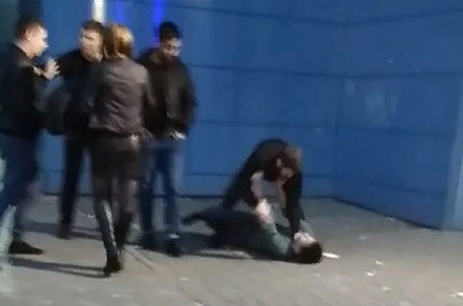 возле клуба ночью. охрана ночного клуба избила. грабитель фото. снял возле клуба. фото драки ночью на улице.