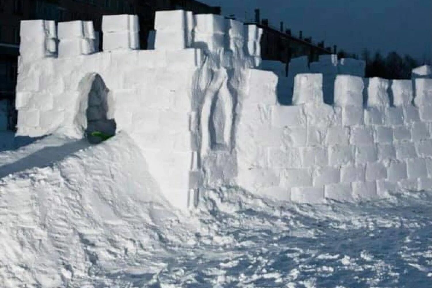 Снежная крепость. Замок из снега. Огромная Снежная крепость. Снежные замки из снега.
