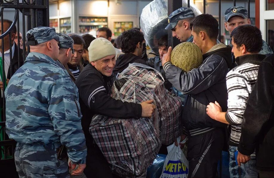 Таджики в москве новости последние. Мигранты Таджикистана. Мигранты таджики вокзал. Таджики в Москве. Таджики на вокзале.