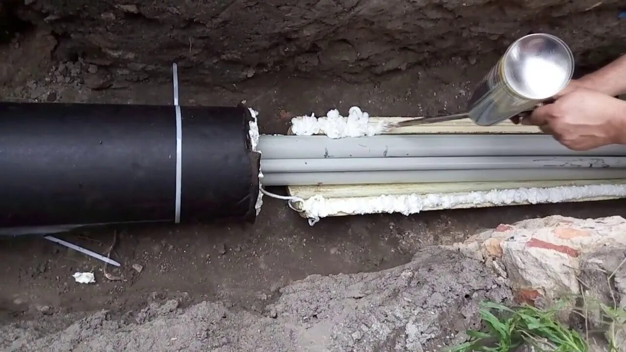 Утеплить трубы под землей. Трубы для теплотрассы наружные 100. теплоизоляция для водопроводных труб под землей. теплоизоляция трубопроводов отопления на улице. теплоизоляция теплотрассы в земле.