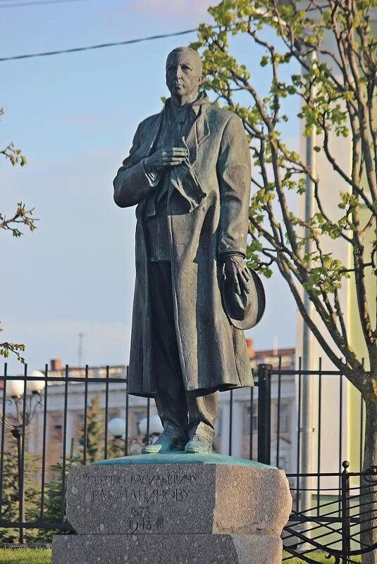 Памятник мухиной чайковскому в москве. Памятник м. Памятники великим композиторам. Памятник сергею рахманинову. Памятник сергею рахманинову (великий новгород).