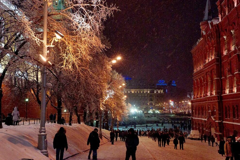 Москва зима вечер. Москва зимой. Зимний вечер в москве. Зимний город. Храм христа спасителя в москве зимой.