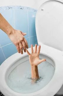 Человек смывает унитаз
