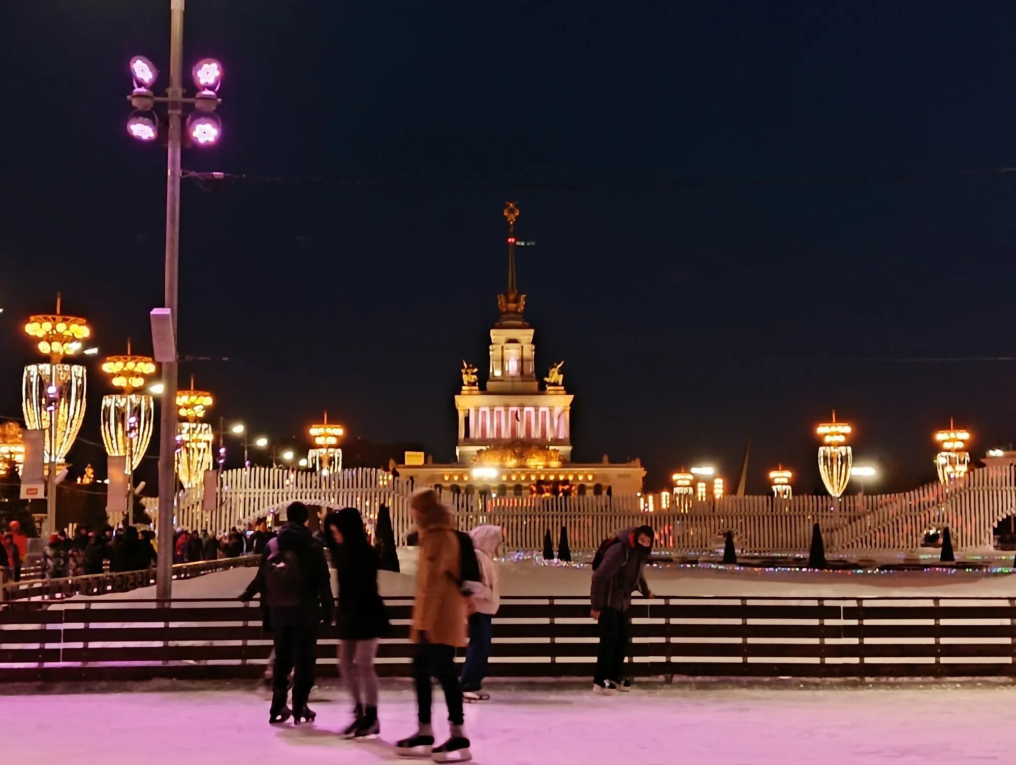 Парк вднх москва каток. Каток вднх, москва. Каток вднх 2021. Каток на вднх 2022. Московский каток на вднх.