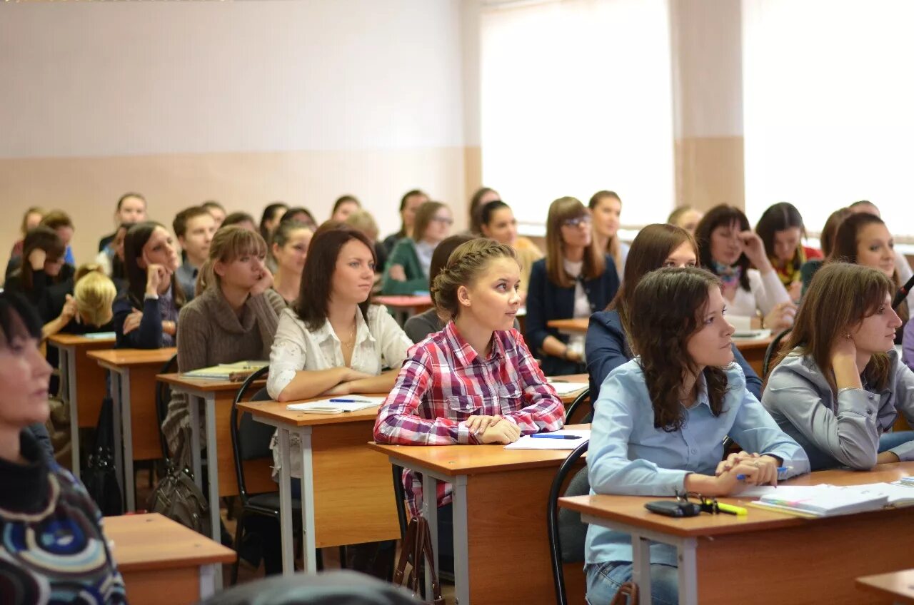 Мгу огарева юридический. МГУ Саранск экономический Факультет. Экономический Факультет МГУ 2000г. МГУ им огарёва Факультет иностранных языков. МГУ Огарева ФИЯ преподаватели.