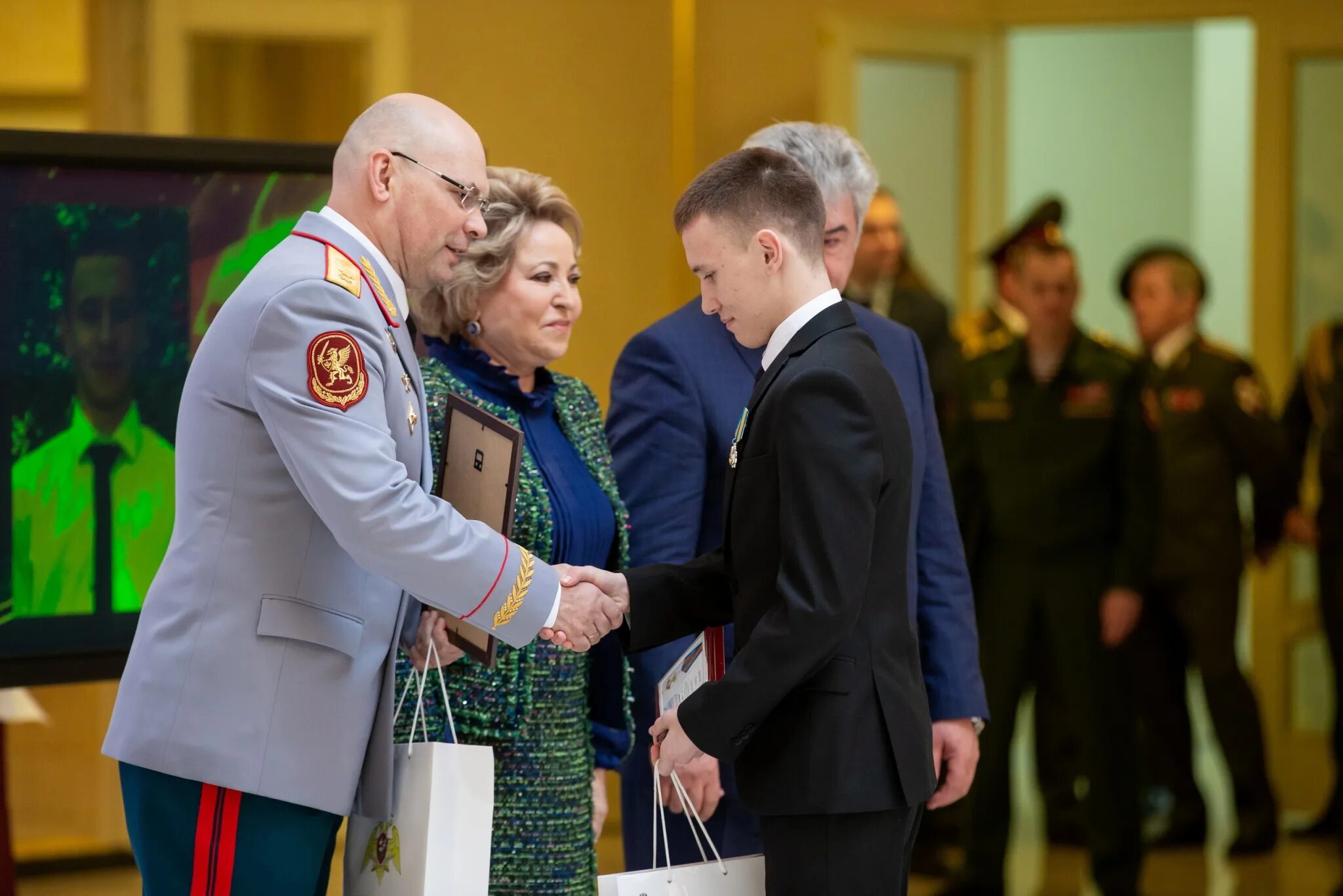 Вручение награды ребенку. Росгвардия награждение. Награждение героев. Награждение детей в Совете Федерации.