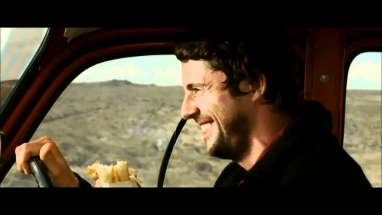 Funny scene. Мэттью Гуд и Эми Адамс. Leap year. Мэттью Гуд в високосный год танцует на дороге.