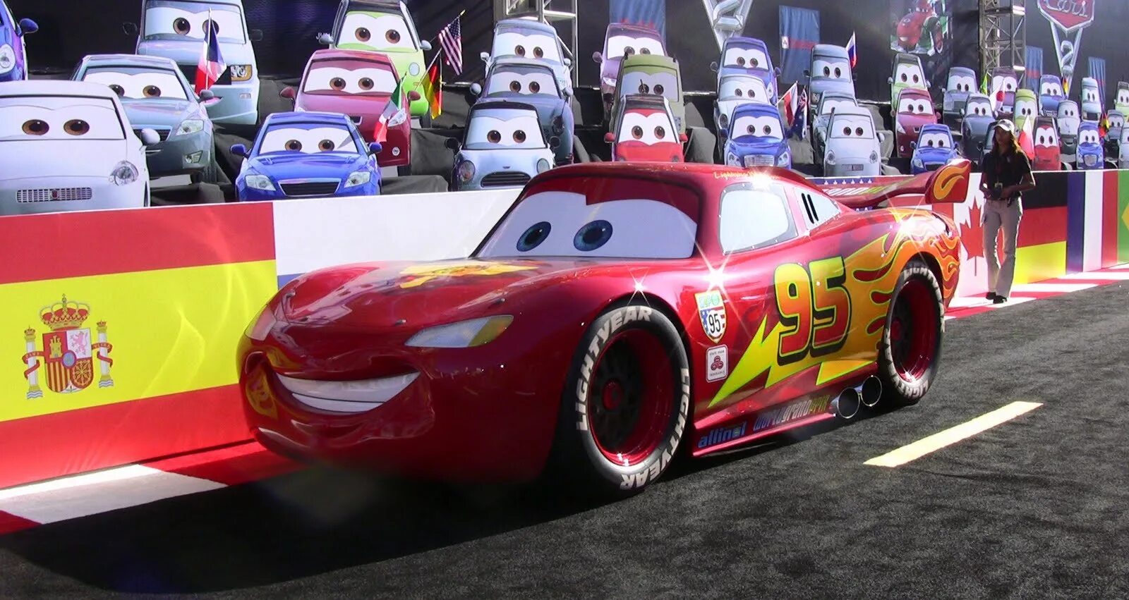 Страшный маквин. Cars 2 Lightning MCQUEEN. Молния Маккуин 2006. Молния Маккуин и Чико. Тачки 1 молния Маккуин.