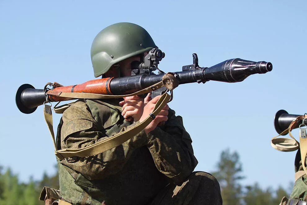 Боевой гранатомет. Стрельба с гранатомета РПГ-7в. Гранатометчик с РПГ 7. Ручной противотанковый гранатомет «РПГ-7», «РПГ-7д». Гранатомет РПГ-7в АГС.