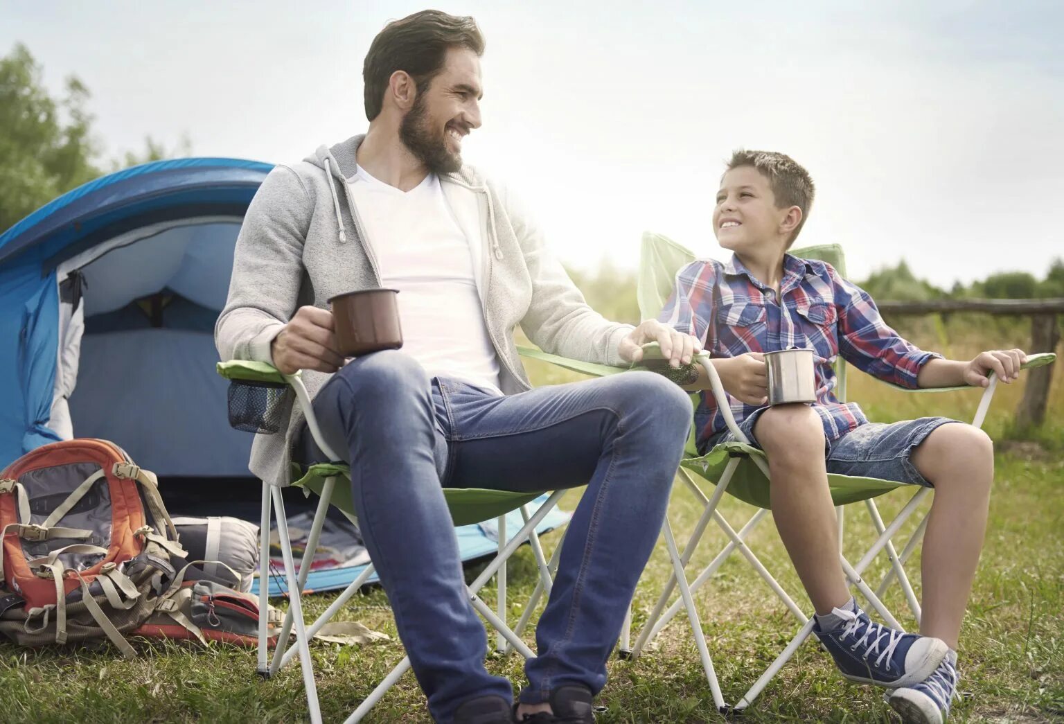 Camping with dad. Папа с сыном проводят время. Отец из Camping. Время проведенное с сыном. Стильные дети кемпинг.