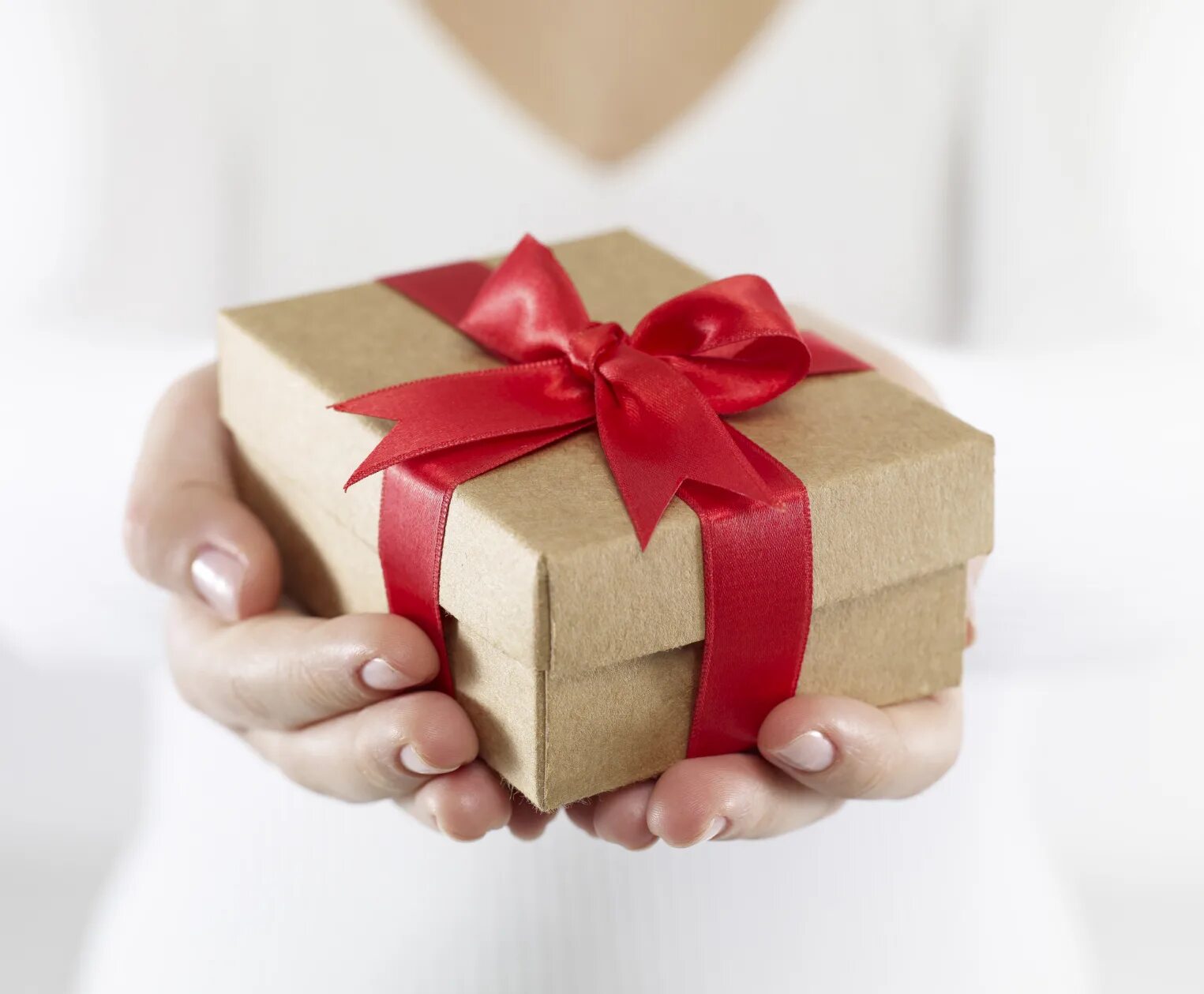 Красивые подарки. Выбирать подарки. Дарение подарка девочке фото. Проблема выбора подарков. Приятный подарок.