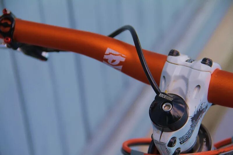 Rock Shox крепление гидролинии. Кран гидролинии LGCD 6400. Держатель гидролинии KTM. Соединитель гидролинии велосипеда.